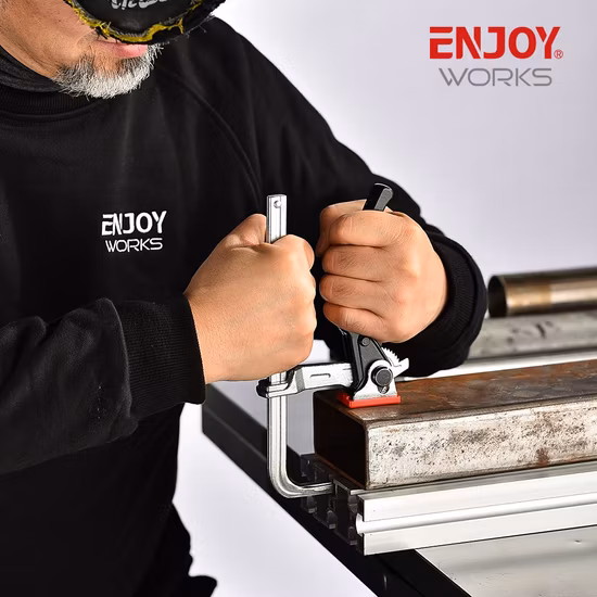 Быстроразъемный рычажный зажим типа «ласточкин хвост», глубина горловины 60 мм.